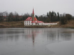 Приоратский дворец, вид через озеро
