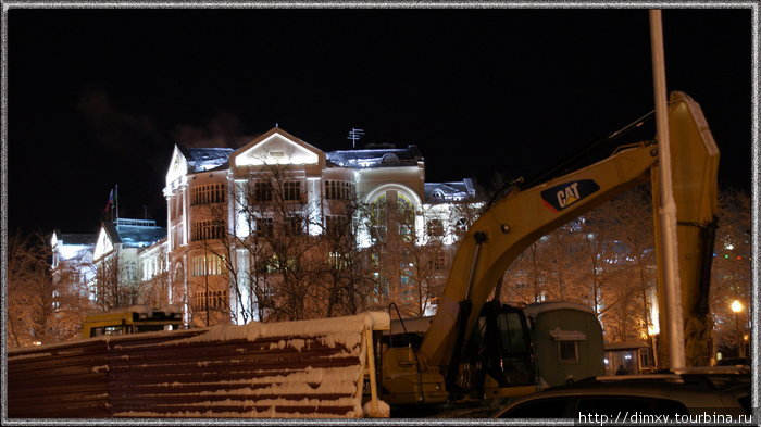 вечная стройка ... идет строительство подземного перехода. На заднем плане здание Правительства автономного округа. Ханты-Мансийск, Россия