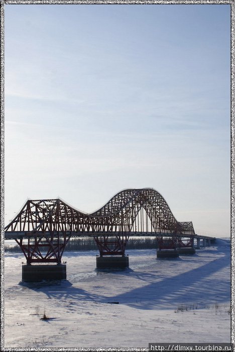 мост через Иртышь. Его называют Красным драконом. Ханты-Мансийск, Россия