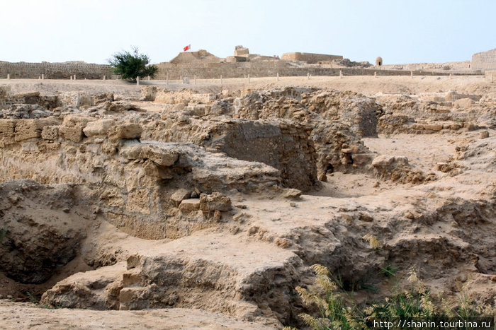 Руины рядом в фортом не реставрировали. Видимо и форт до реставрации так же выглядел. Манама, Бахрейн