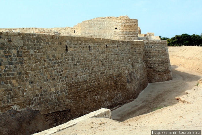 Крепостную стену окружает ров Манама, Бахрейн