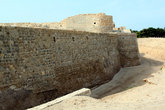 Крепостную стену окружает ров