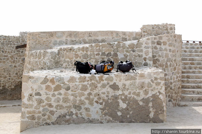 Рюкзаки на стене форта Манама, Бахрейн