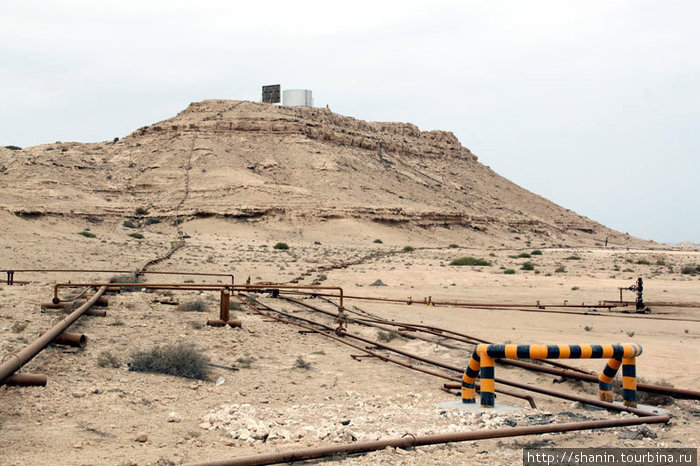 Нефтяные трубы возле самой высокой вершины Бахрейна — у подножия Джебель-ад-Дукхан (Гора дыма, 122 м). Южная мухафаза, Бахрейн