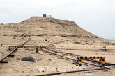 Нефтяные трубы возле самой высокой вершины Бахрейна — у подножия Джебель-ад-Дукхан (Гора дыма, 122 м).