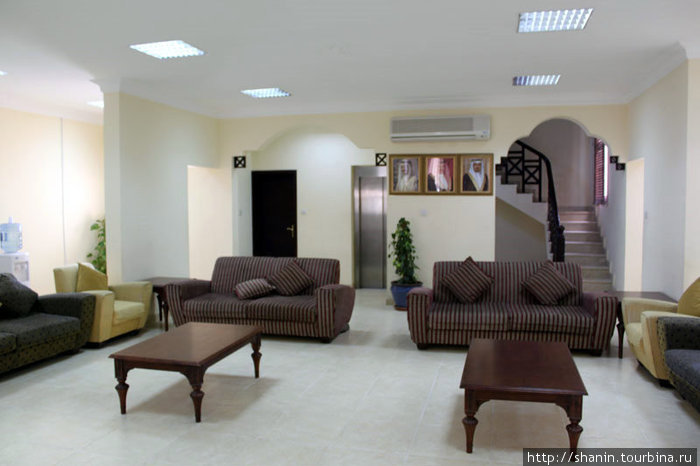 Холл молодежного общежития! В Бахрейне даже хостелы делают с претензией на шик! Манама, Бахрейн