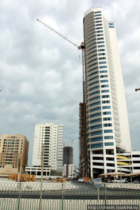 Небоскребы все еще строятся Манама, Бахрейн