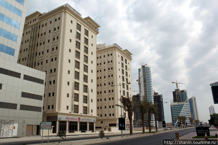 Улица — сплошь новые дома Манама, Бахрейн