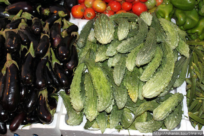Овощной прилавок на уличном рынке Манама, Бахрейн