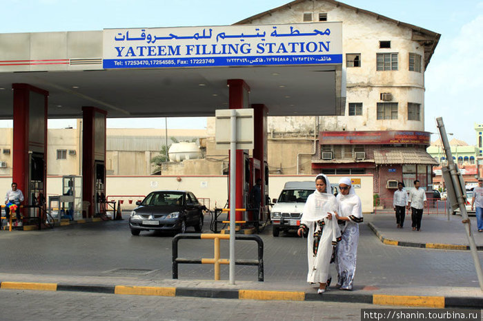 Автозаправочная станция в центре города Манама, Бахрейн