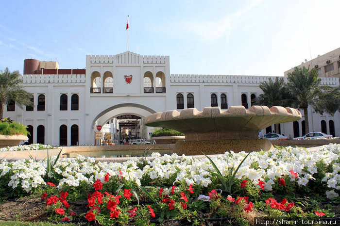 Клумба перед воротами Баб Аль-Бахрейн Манама, Бахрейн
