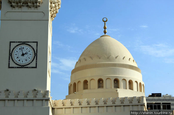 Минарет и купол мечети Манама, Бахрейн
