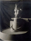 Гипсовый макет Рабочего и колхозницы, выполненный скульптором Верой Мухиной специально для установки перед рыбинскими шлюзами (вид спереди).