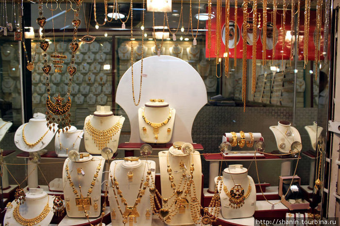 Золотые украшения в витрине Манама, Бахрейн