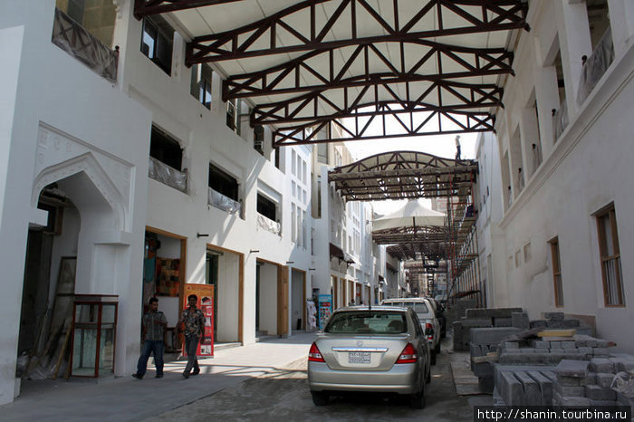 Улочка в центре Старого города в процессе реставрации и ремонта Манама, Бахрейн