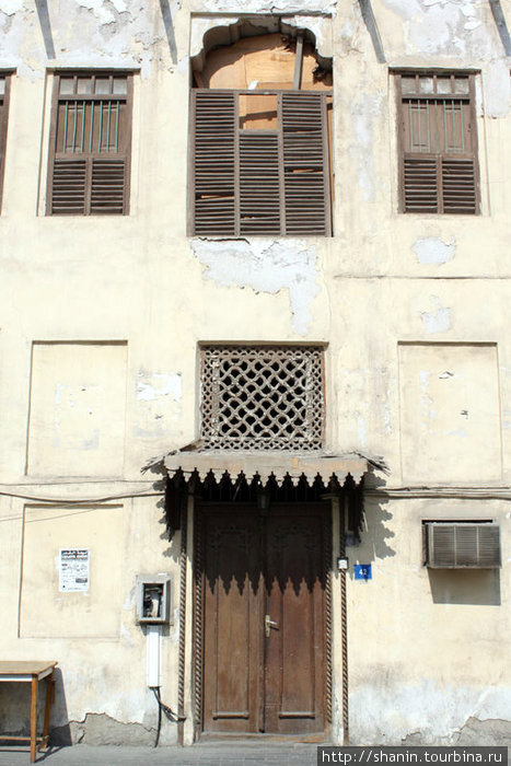 Дверь и окна старого дома Манама, Бахрейн