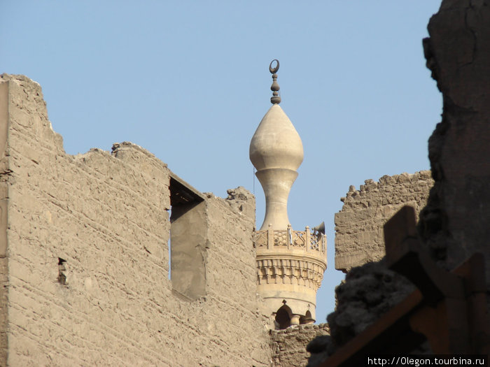 Некоторые стены рассыпаются от старости Каир, Египет