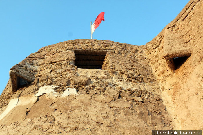 Флаг над фортом Арад Манама, Бахрейн
