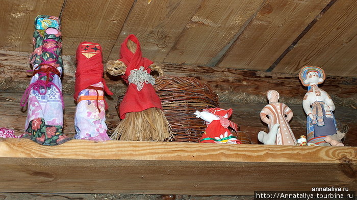 ...соломенных кукол, в кои раньше играли крестьянские дети... Ясная Поляна, Россия