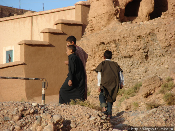 Лишь дети иногда нарушают спокойствие стен Бульман, Марокко