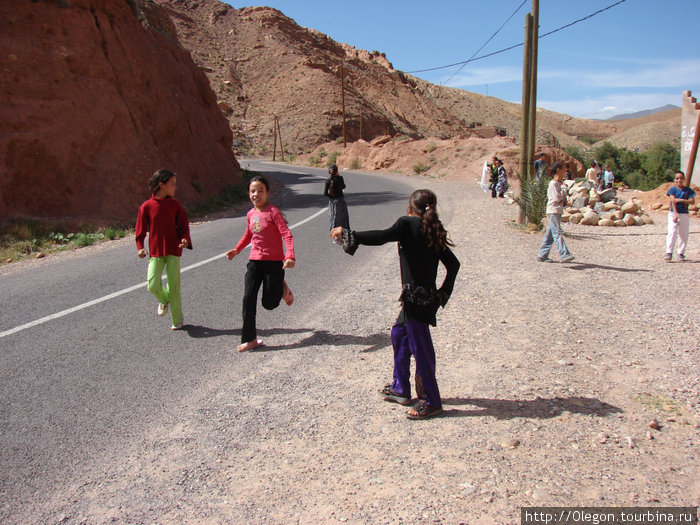 Дети закончили учёбу в школе Бульман, Марокко