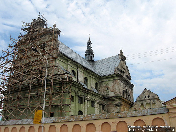 Уже несколько лет в костеле Доминиканского монастыря продолжается реставрация и одновременно идет служба. Жолква, Украина