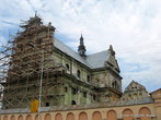 Уже несколько лет в костеле Доминиканского монастыря продолжается реставрация и одновременно идет служба.