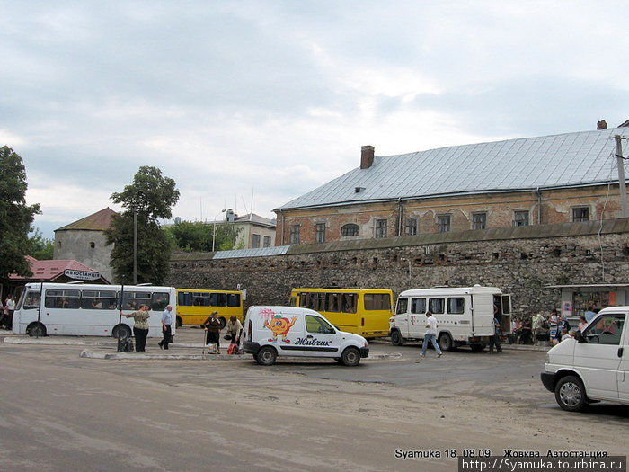 У Доминиканского монастыря расположилась автостанция. Жолква, Украина