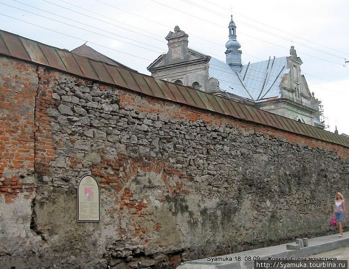 Стена Доминиканского монастыря со схемой территории города-заповедникаЖовква Жолква, Украина