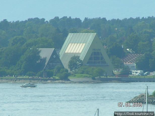 Купол над Фрамом и рядом поменьше, для выставки норвежских лодок Осло, Норвегия