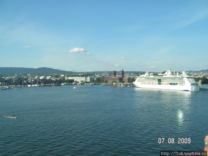 Белый гигант, полный аналог нашего, совершенно затмевает собой даже и ратушу Осло, Норвегия