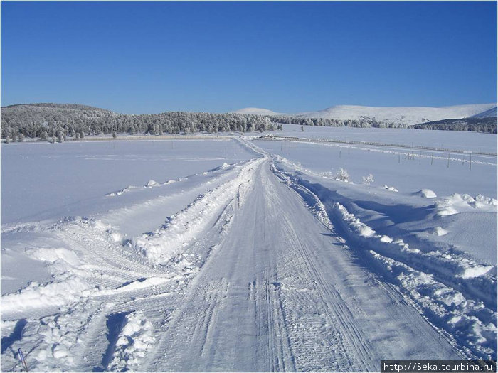 Дорога, ведущая к центру, вдалеке дорога М52 Семинский Перевал, Россия