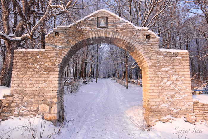 Рядом с Изборской крепостью — древнее кладбище с сохранившимися каменными крестами XV века. Изборск, Россия