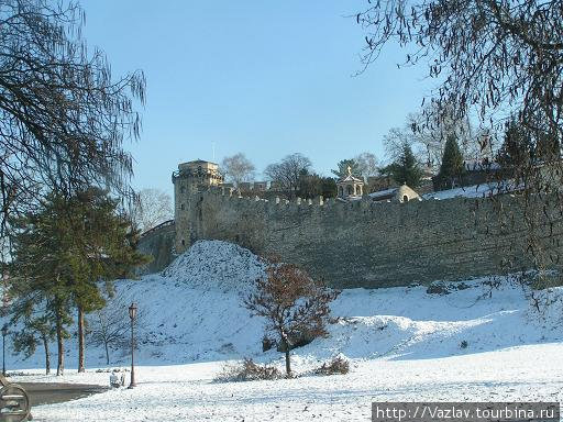 Крепостные стены венчают холм Белград, Сербия