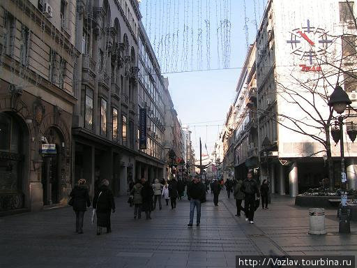 Улица убрана и вычищена — как-никак, лицо города Белград, Сербия