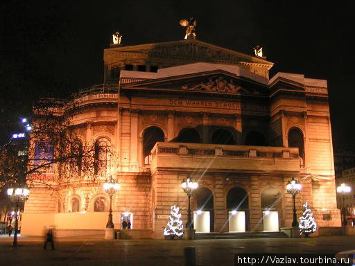 Здание Оперы в подсветке Франкфурт-на-Майне, Германия