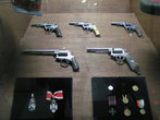 Револьверы и медали