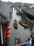 Катание на лодке стоит 100 юаней с лодки. Катают круг и вывозят к выходу. Ночью кататься прикольнее.