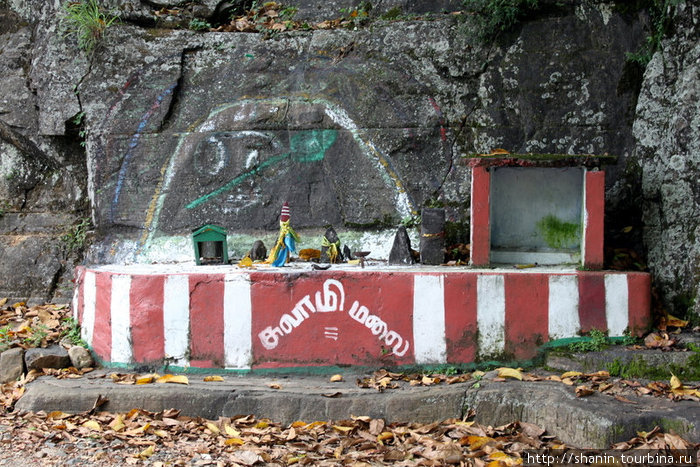 Индуистский алтарь у дороги Хапутале, Шри-Ланка
