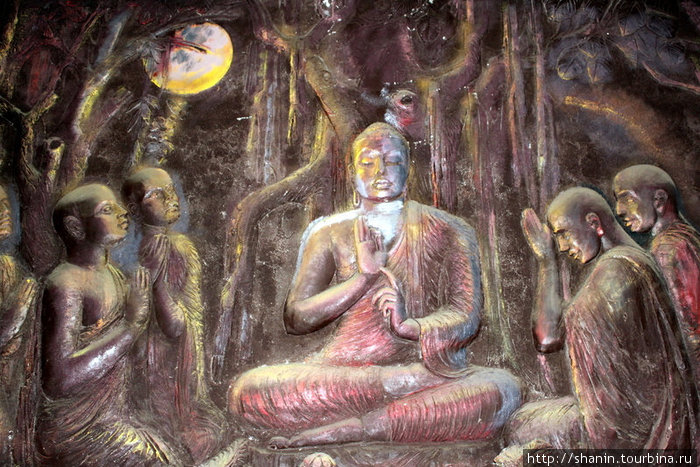 Барельеф на стене под статуей Будды Канди, Шри-Ланка