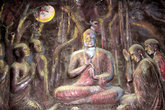 Барельеф на стене под статуей Будды