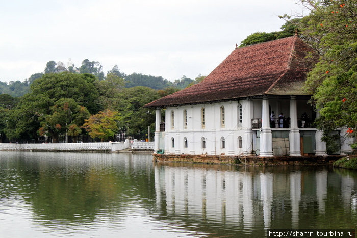 Дворец на берегу озера — всего лишь здание полицейского участка Канди, Шри-Ланка