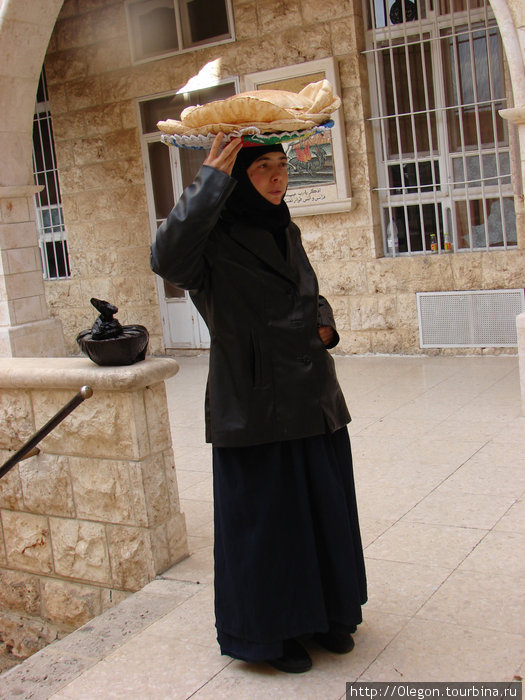 Монахиня с лепёшками Сирия