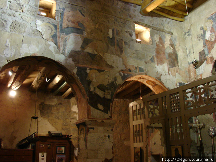 В церкви монастыря, множество старых рисунков на стенах Сирия