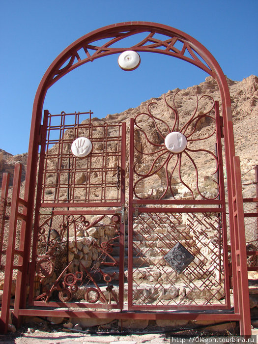 Калитка со стороны центрального входа в монастырь, сделана в стиле хай-тек Сирия
