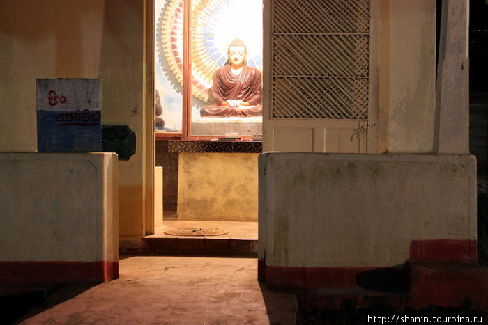 Будда в маленьком храме Шри Пада Пик (Пик Адама 2243м)  заповедник дикой природы, Шри-Ланка