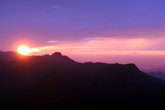 Восход солнца — вид с горы Пик Адама