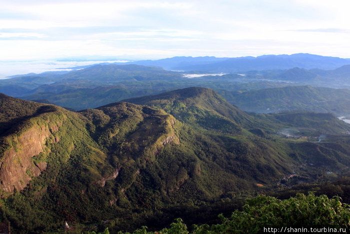 Горы и монастырь у подножия Шри Пада Пик (Пик Адама 2243м)  заповедник дикой природы, Шри-Ланка