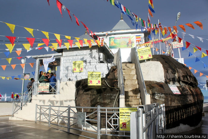 Храм на вершине Пика Адама фотографировать запрещено Шри Пада Пик (Пик Адама 2243м)  заповедник дикой природы, Шри-Ланка
