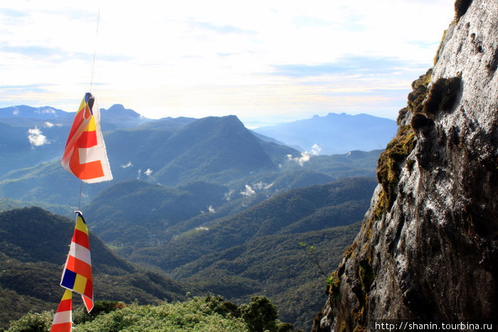 Флаги и горы Шри Пада Пик (Пик Адама 2243м)  заповедник дикой природы, Шри-Ланка